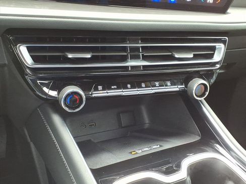 Used 2025 Chevrolet Traverse LT w/ Driver Confidence Package image 9