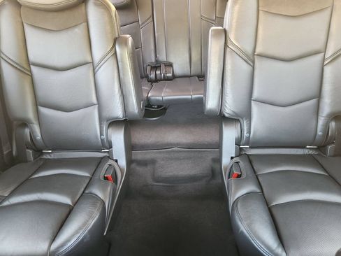 Used 2020 Cadillac Escalade Luxury w/ Escalade Sport Edition AWD/4WD image 26