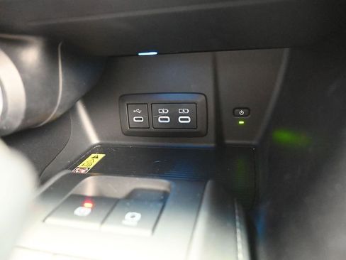 Used 2023 Toyota Venza LE AWD/4WD image 18