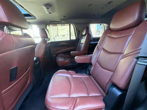 Used 2019 Cadillac Escalade Luxury AWD/4WD image 22