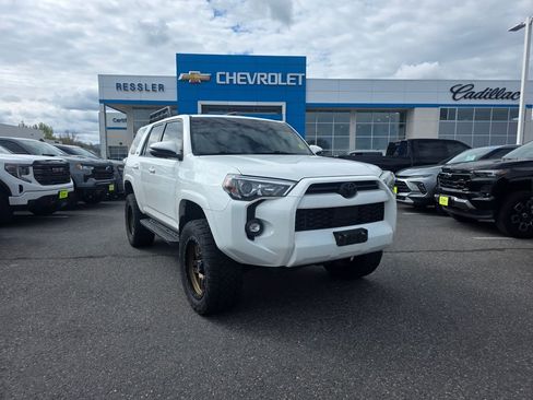 Used 2022 Toyota 4Runner SR5 Premium w/ Moonroof Package AWD/4WD image 1