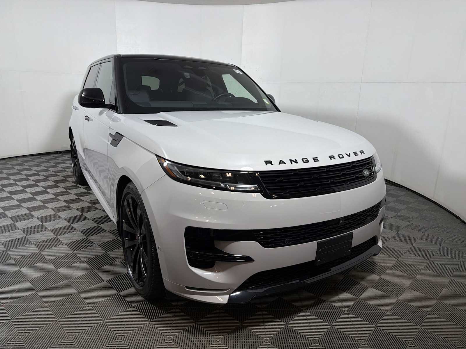 Used 2025 Land Rover Range Rover Sport Dynamic SE AWD/4WD image 2