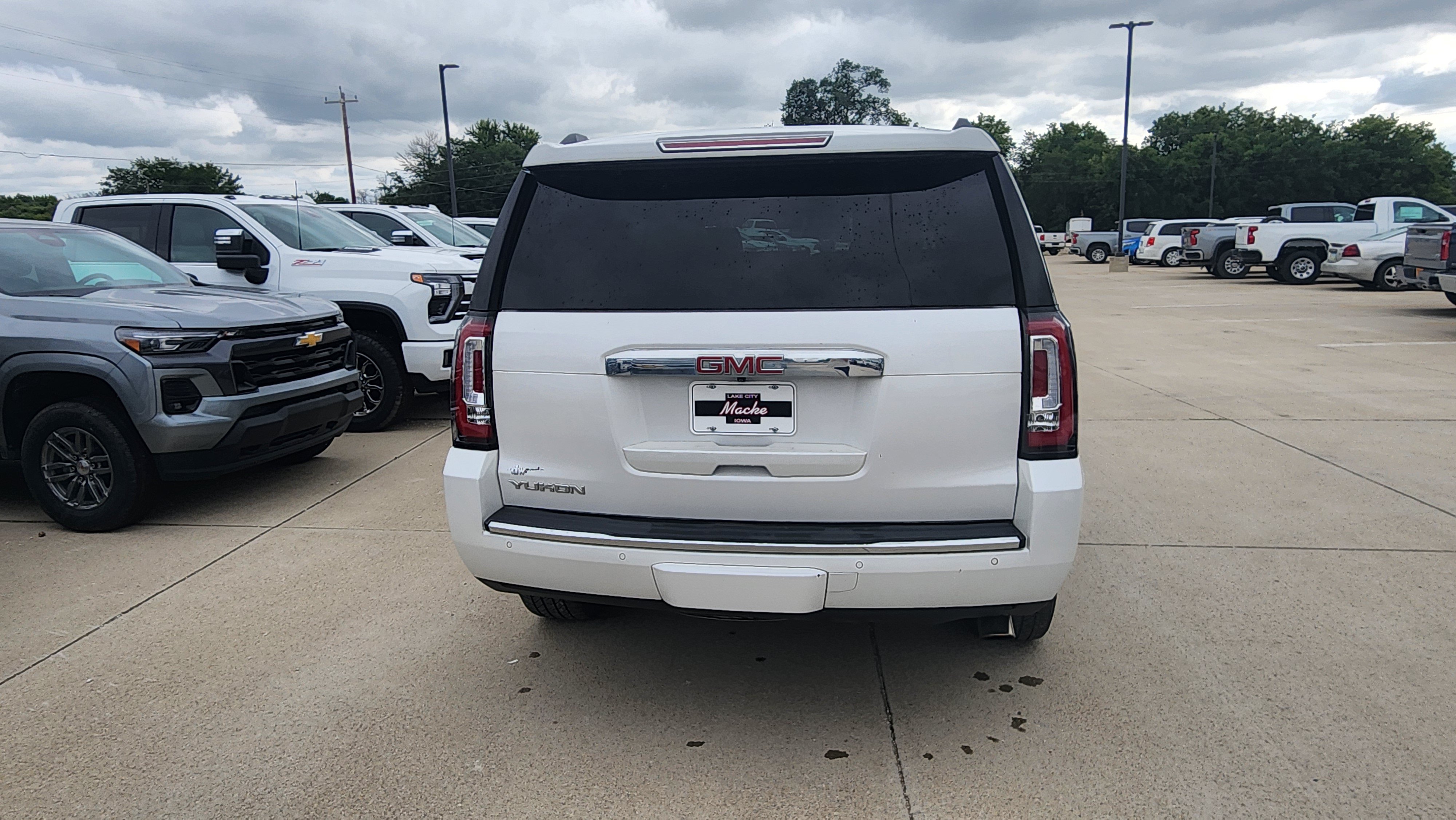 Used 2017 GMC Yukon Denali w/ Open Road Package AWD/4WD image 6