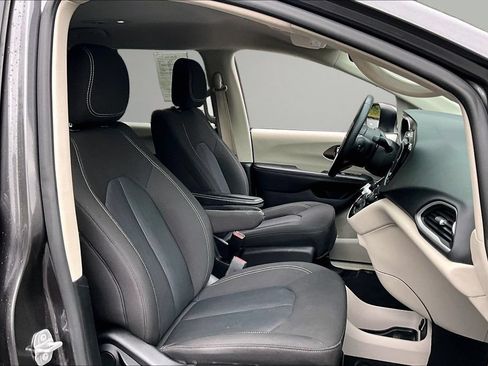 Used 2023 Chrysler Voyager LX FWD image 28