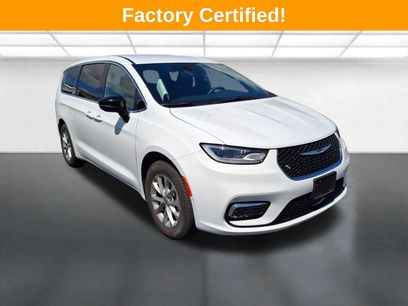 Used 2025 Chrysler Pacifica Select