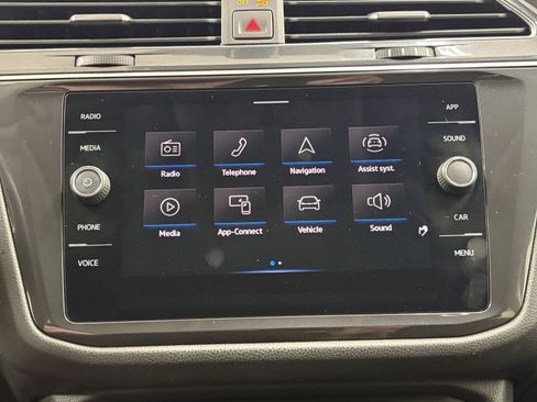 Used 2021 Volkswagen Tiguan SE w/ Panoramic Sunroof Package AWD/4WD image 16