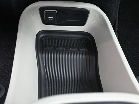 Used 2023 Chrysler Pacifica Touring-L FWD image 16
