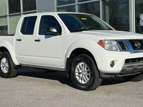 Certified 2019 Nissan Frontier SV image 2