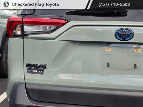 Used 2022 Toyota RAV4 XLE Premium AWD/4WD image 7