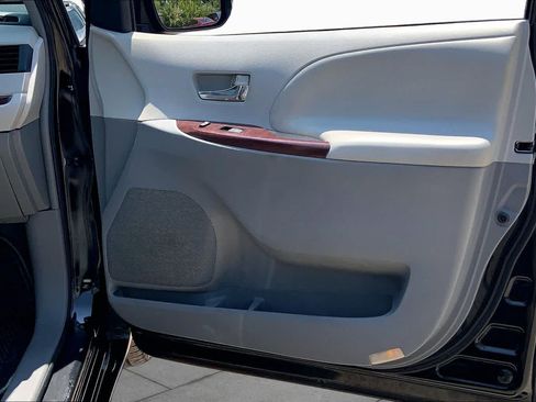 Used 2014 Toyota Sienna XLE FWD image 23