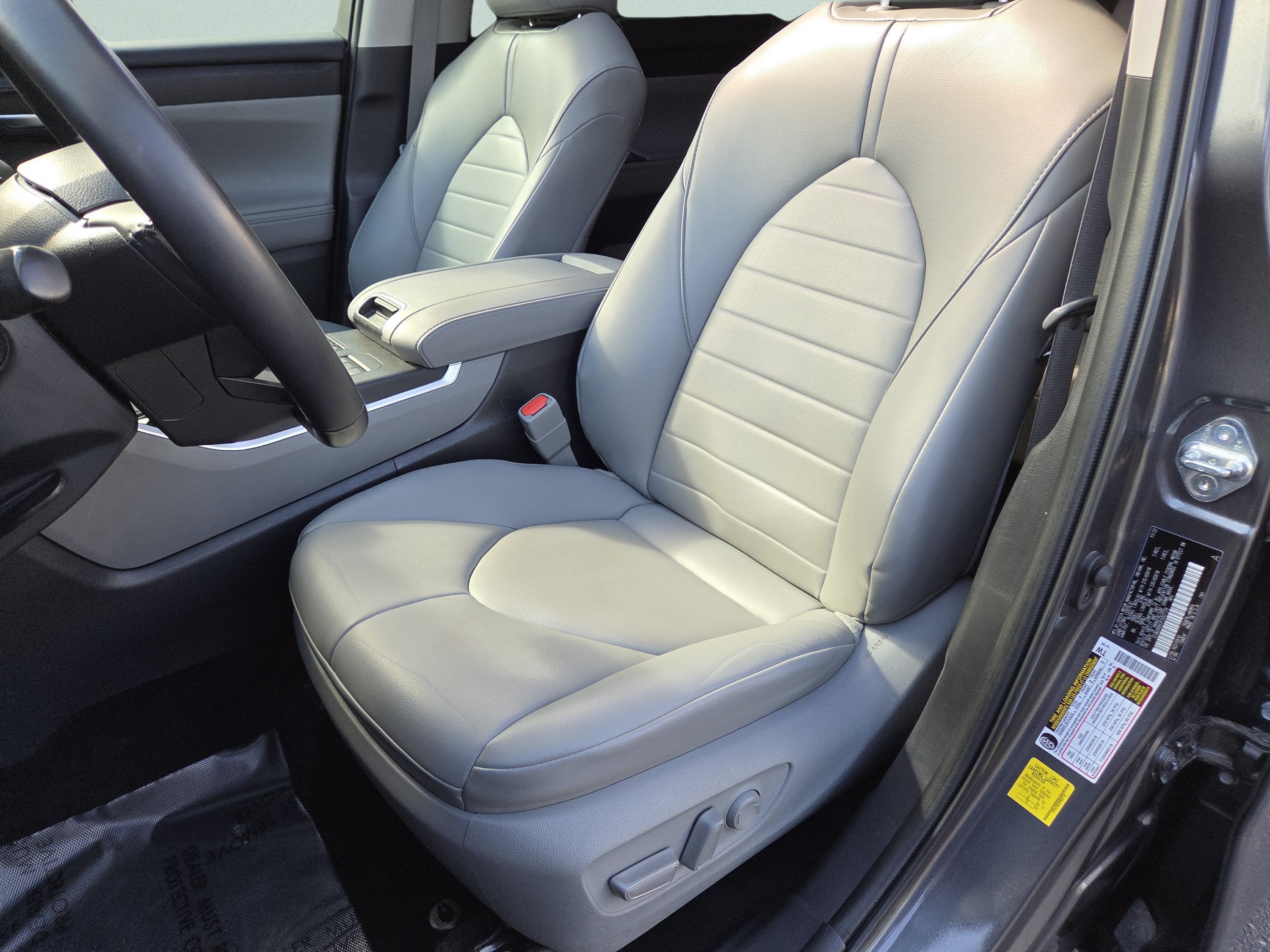 Used 2023 Toyota Highlander XLE AWD/4WD image 6