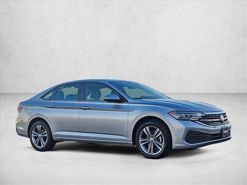 Used 2024 Volkswagen Jetta SE image 3