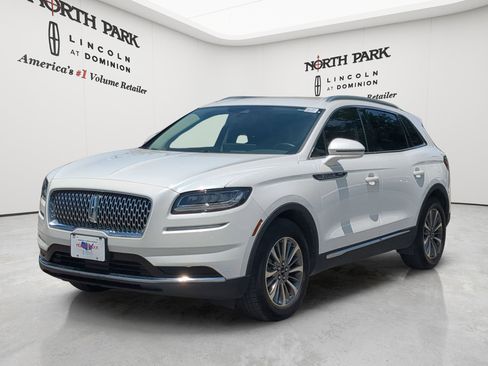 Used 2022 Lincoln Nautilus FWD w/ Premium Package image 7