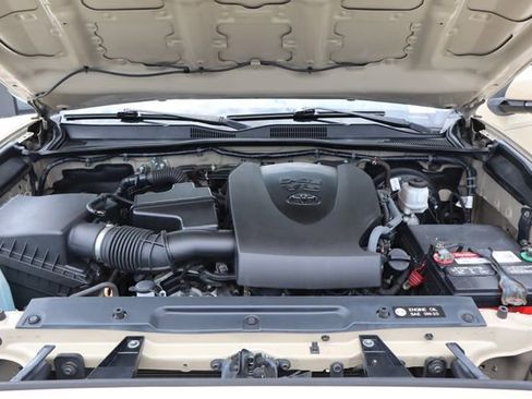 Used 2018 Toyota Tacoma SR5 RWD image 18
