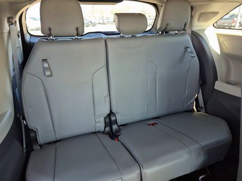 Used 2022 Toyota Sienna XLE image 21