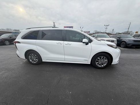 Used 2021 Toyota Sienna LE image 2