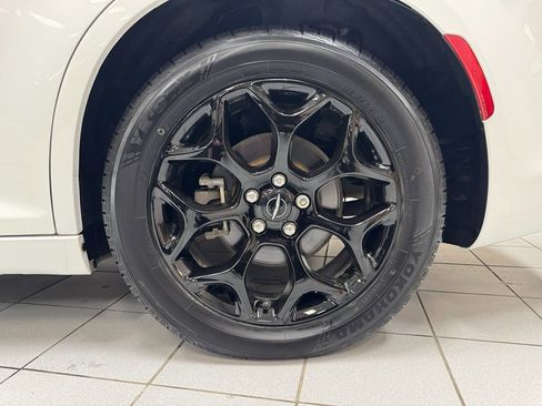 Used 2017 Chrysler 300 S image 72