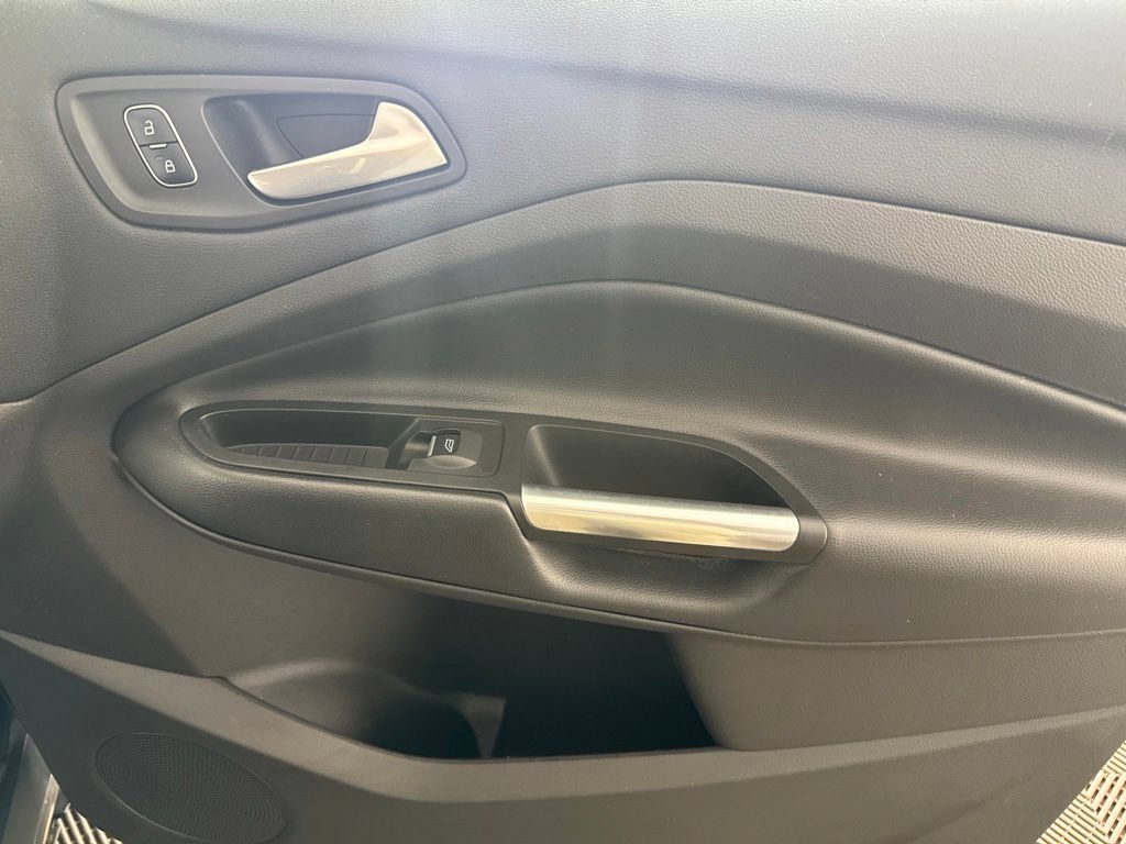 Used 2017 Ford Escape SE w/ Equipment Group 201A FWD image 21