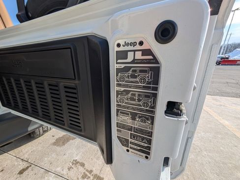 Used 2021 Jeep Wrangler Unlimited Sahara w/ Cold Weather Group image 43