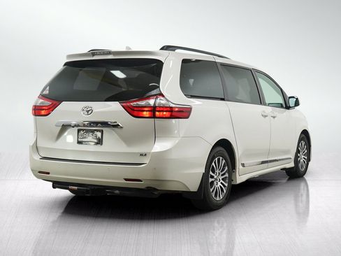 Used 2018 Toyota Sienna XLE w/ XLE Navigation Package FWD image 5