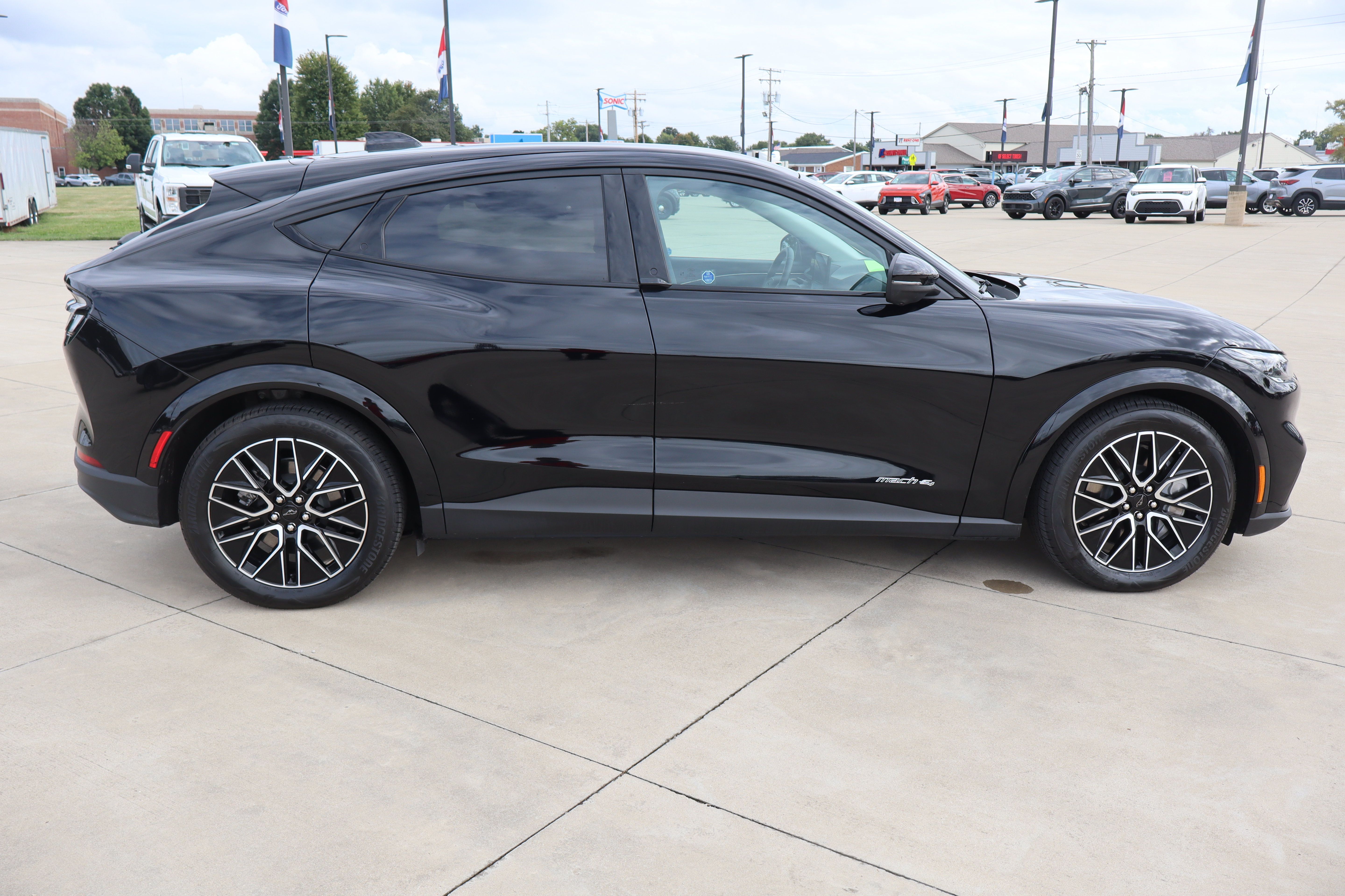Used 2025 Ford Mustang Mach-E Premium AWD/4WD image 4