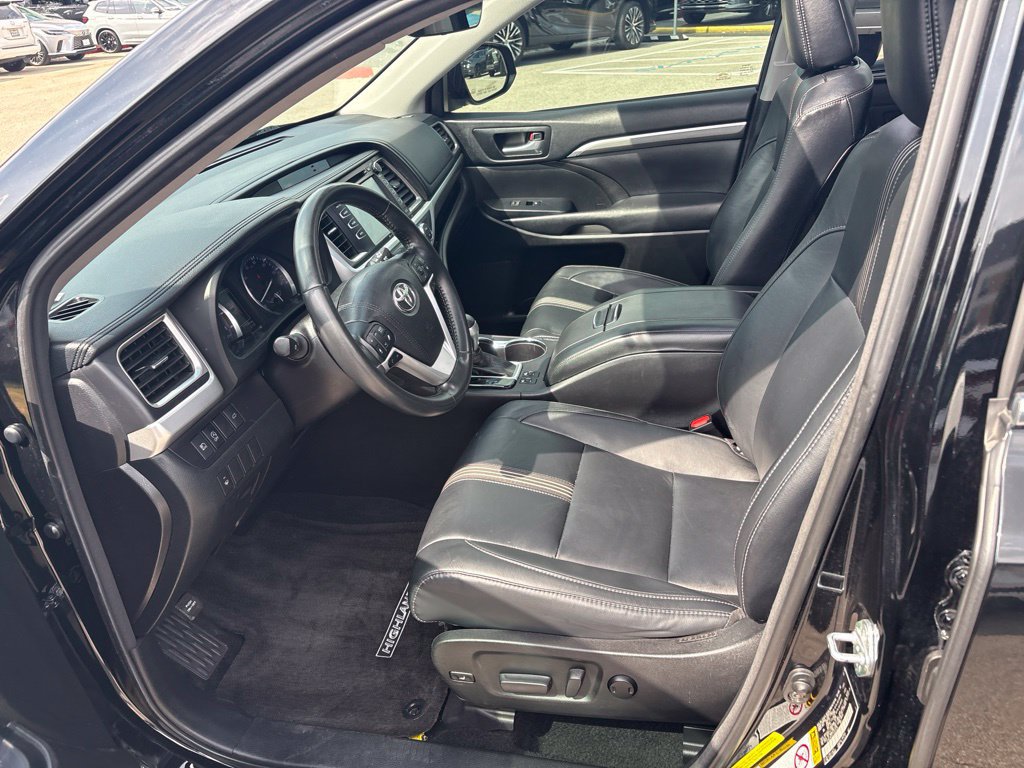 Used 2018 Toyota Highlander SE FWD image 16