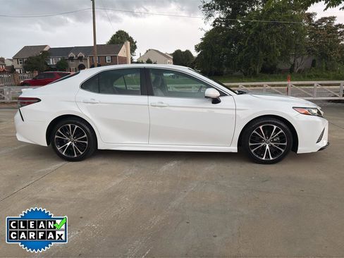 Used 2018 Toyota Camry SE FWD image 2