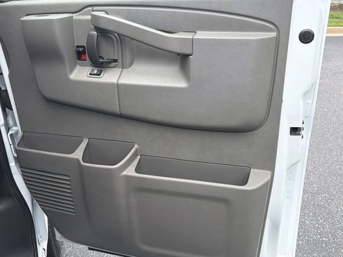 Used 2022 Chevrolet Express 2500 LT RWD image 14