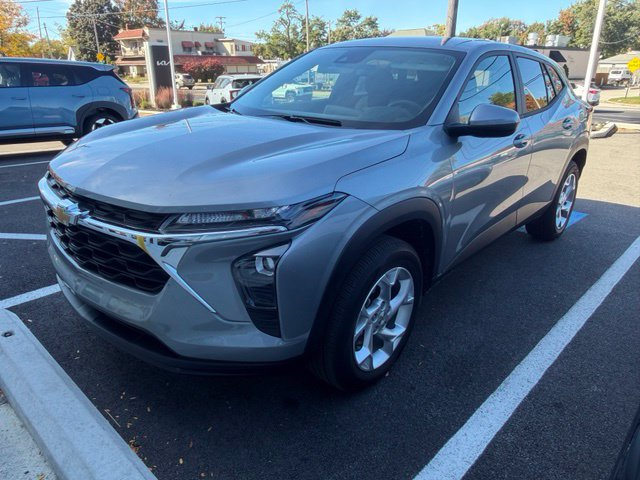 Used 2024 Chevrolet Trax LS w/ LS Convenience Package FWD image 2