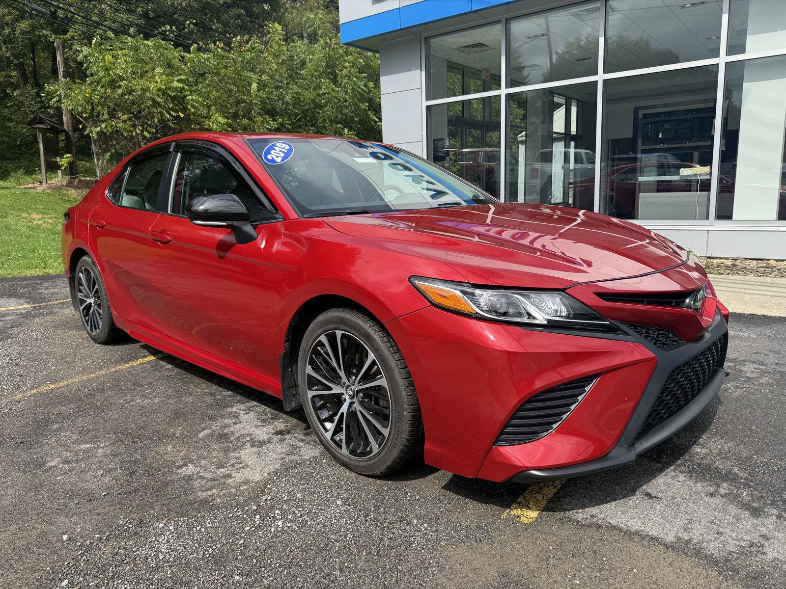 Used 2019 Toyota Camry SE w/ Audio Package FWD image 1