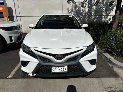 Used 2019 Toyota Camry SE w/ Carpet Mat Package FWD image 3