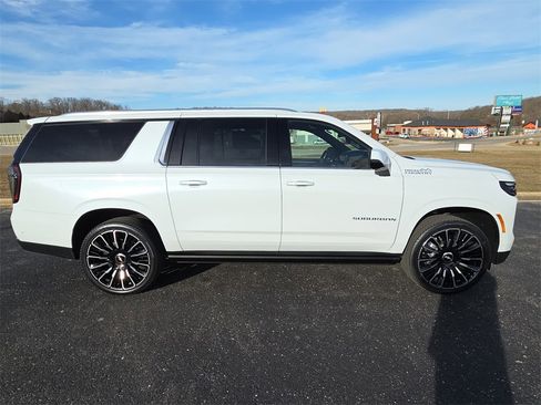 New 2026 Chevrolet Suburban High Country image 9