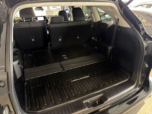 Certified 2024 Toyota Highlander LE AWD/4WD image 11