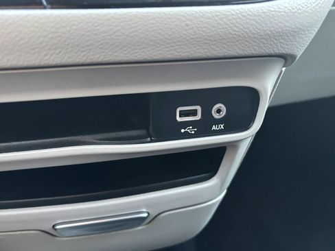 Used 2017 Chrysler Pacifica Touring Plus w/ Tire & Wheel Group FWD image 23