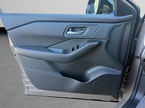 Used 2025 Nissan Rogue SV image 11