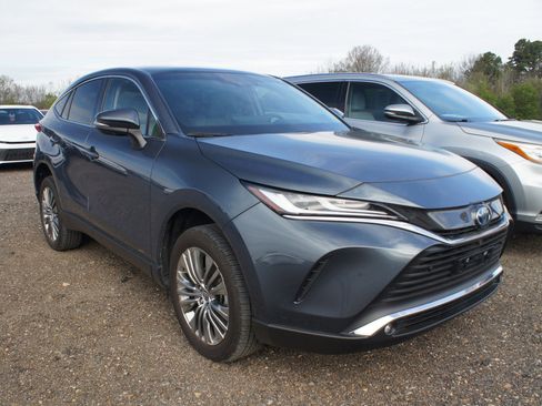 Used 2024 Toyota Venza Limited image 3