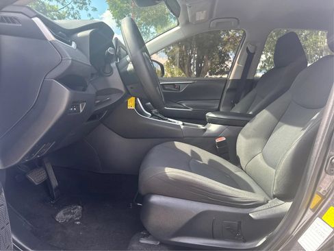 Used 2020 Toyota RAV4 LE FWD image 9
