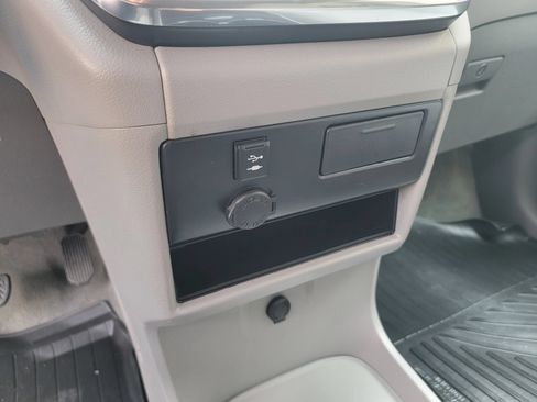 Used 2018 Toyota Sienna LE w/ Carpet Mat Package FWD image 20