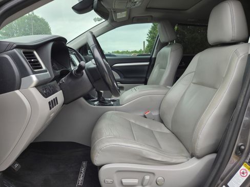 Used 2017 Toyota Highlander XLE FWD image 6
