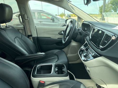 Used 2024 Chrysler Pacifica Touring-L FWD image 23