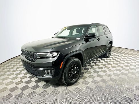 Used 2025 Jeep Grand Cherokee Altitude AWD/4WD image 6