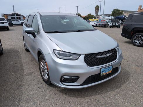 Used 2023 Chrysler Pacifica Touring-L image 2