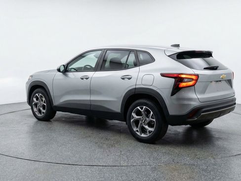 Used 2025 Chevrolet Trax LT w/ LT Convenience Package image 6