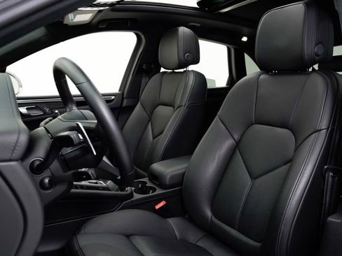Certified 2026 Porsche Macan AWD/4WD image 37