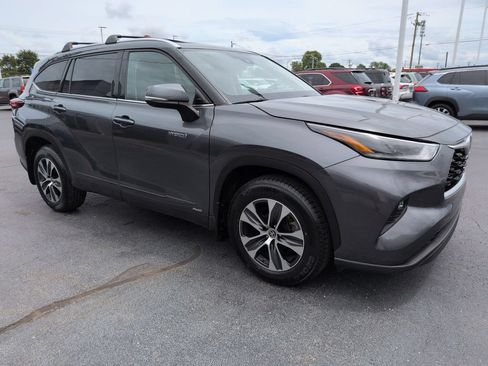 Used 2021 Toyota Highlander XLE AWD/4WD image 7