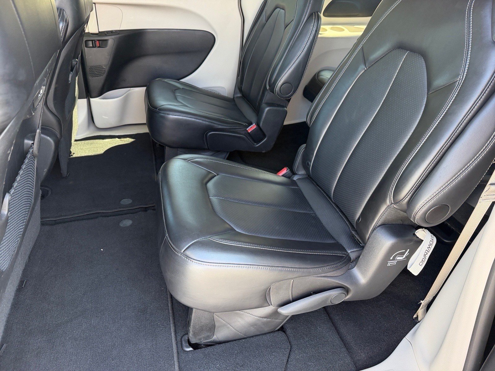Used 2024 Chrysler Pacifica Touring-L FWD image 14