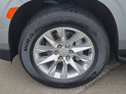 Used 2023 Chevrolet Suburban Premier image 9