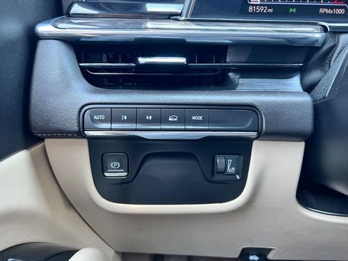 Used 2021 Cadillac Escalade Premium Luxury AWD/4WD image 15
