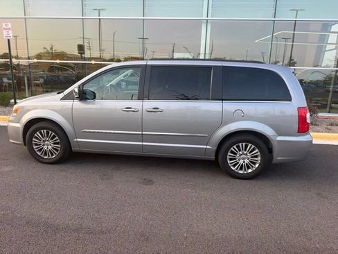 Used 2013 Chrysler Town & Country Touring-L w/ Driver Convenience Group FWD image 18