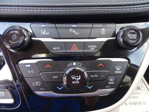 Used 2023 Chrysler Pacifica Limited image 31